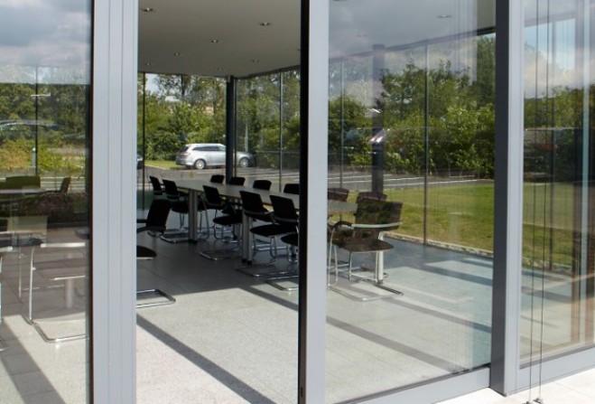 Compra la puerta de columpio de vidrio de aluminio