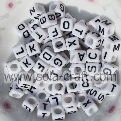 Perles de trou de grand diamètre en acrylique carré blanc et lettre noire