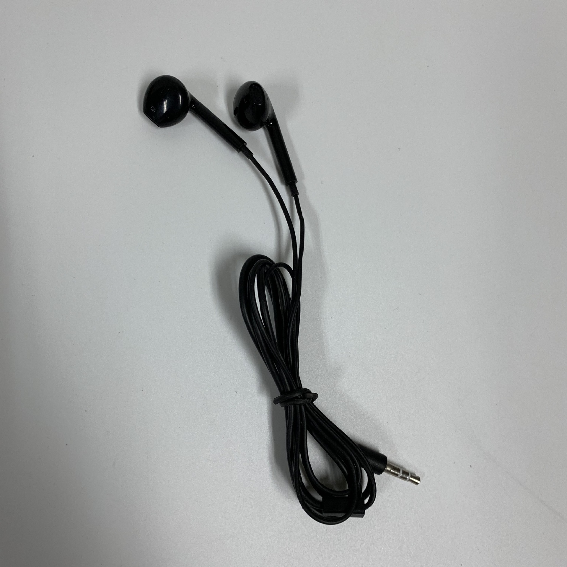 black earphone