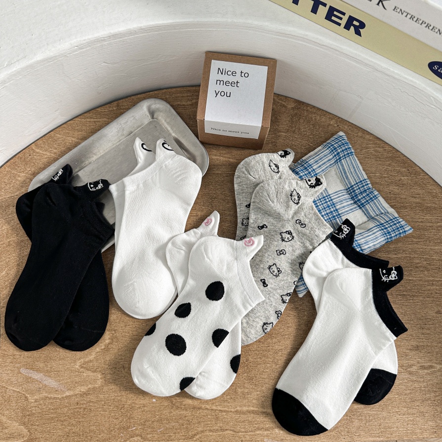 Natatanging disenyo ng KT na may embroidered na medyas ng bangka