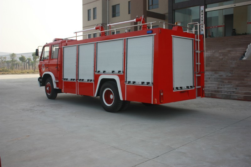 Dry powder fire fighting vehicle