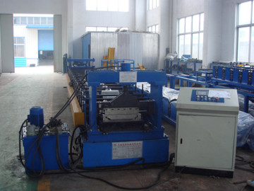 Hidden roof panel forming machine