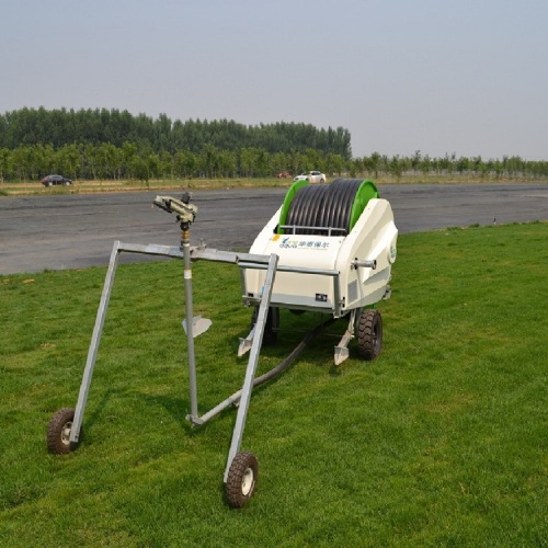 Pequeño sistema de riego de carrete de manguera con riego automático