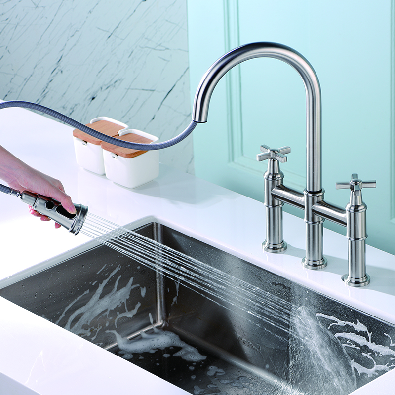 Faucet jembatan tiga lubang dengan semprotan pull-down