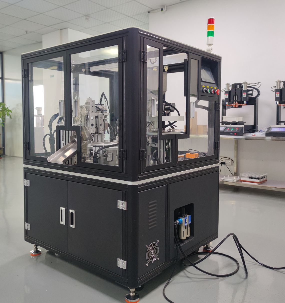 máquina de llenado previa al rollo y una máquina de limitación pre roll filling machine and capping machine