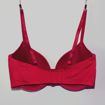 Soutien-gorge t-shirt en satin brillant push-up ouvert sur le devant