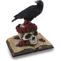 Raven bertengger di tengkorak mawar