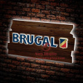 우드 포일 전면이있는 Brugal Light 디스플레이