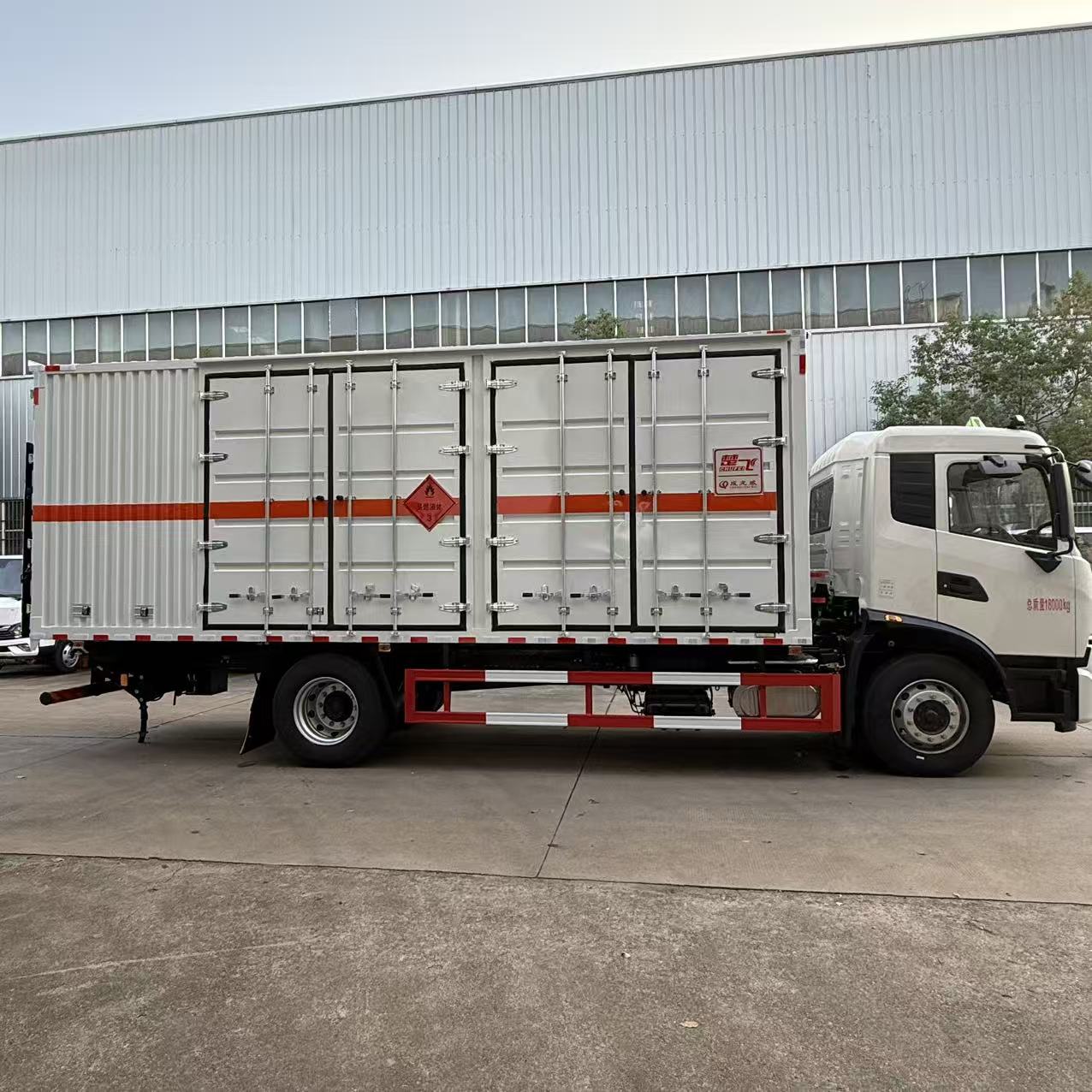 Легкий бензовоз для эффективных грузов Light Duty Fuel Tank Truck for Efficient Cargo