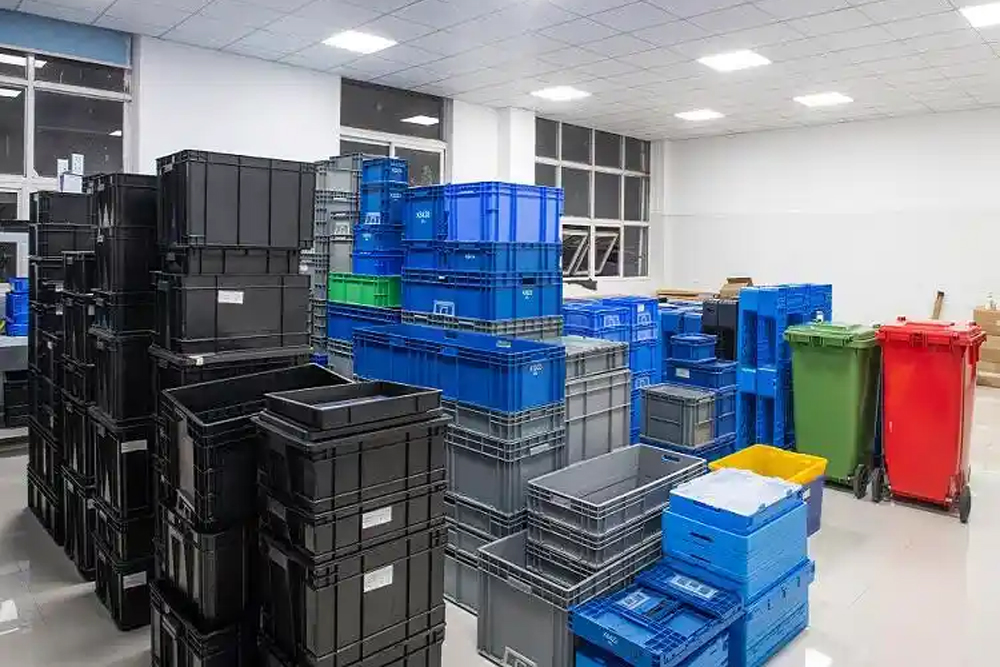Penyimpanan kotak perolehan plastik Plastic turnover box storage