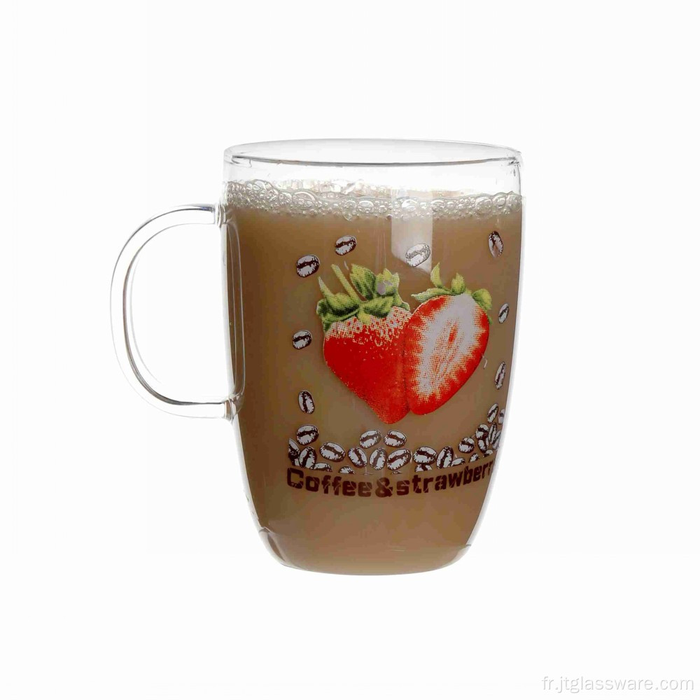 Tasse en verre d&#39;eau avec impression de fraises