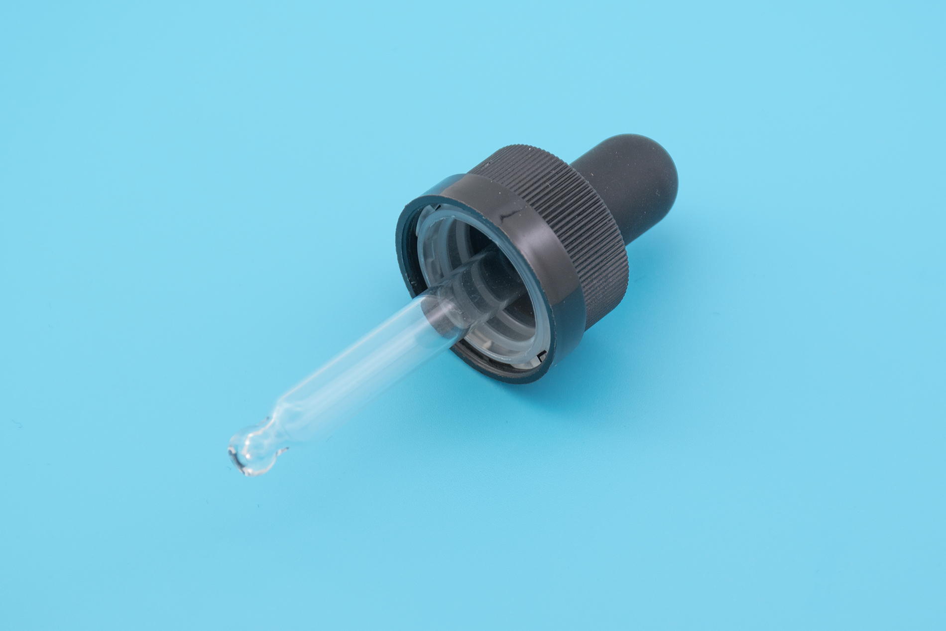 18/400 قبعات قطارة مضلعة سوداء اللون يمكن التحكم بها ومقاومة للأطفال 18/400 Black Ribbed Child-Resistant Capable Controlled Dropper Caps