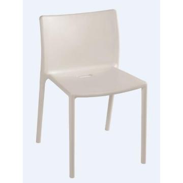 Chaises empilables en plastique