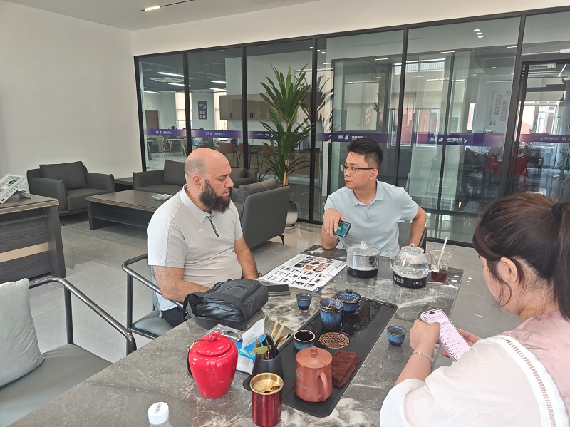 An Egyptian customer visited Chuke Intelligent and purchased several vision and UV laser marking machines on the spot!