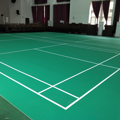 Le jeu professionnel utilise le sol du terrain de badminton approuvé par la BWF