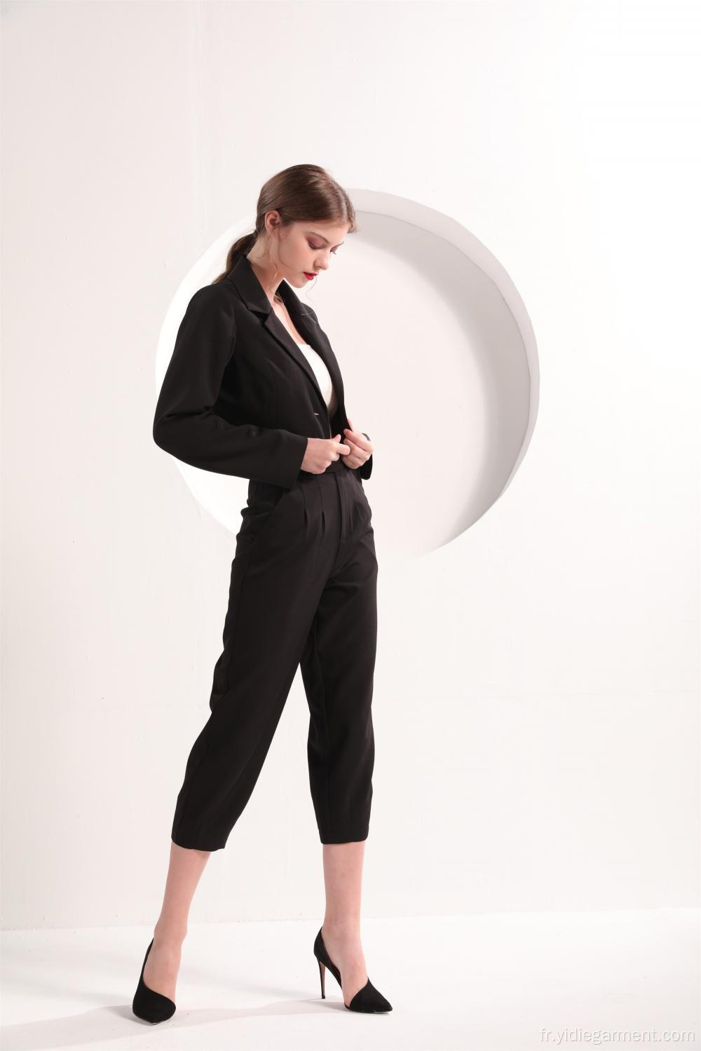 Blazer court et pantalon noir pour femme