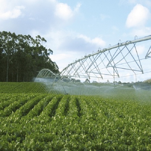 Sistema de irrigação de pivô rebocável agrícola