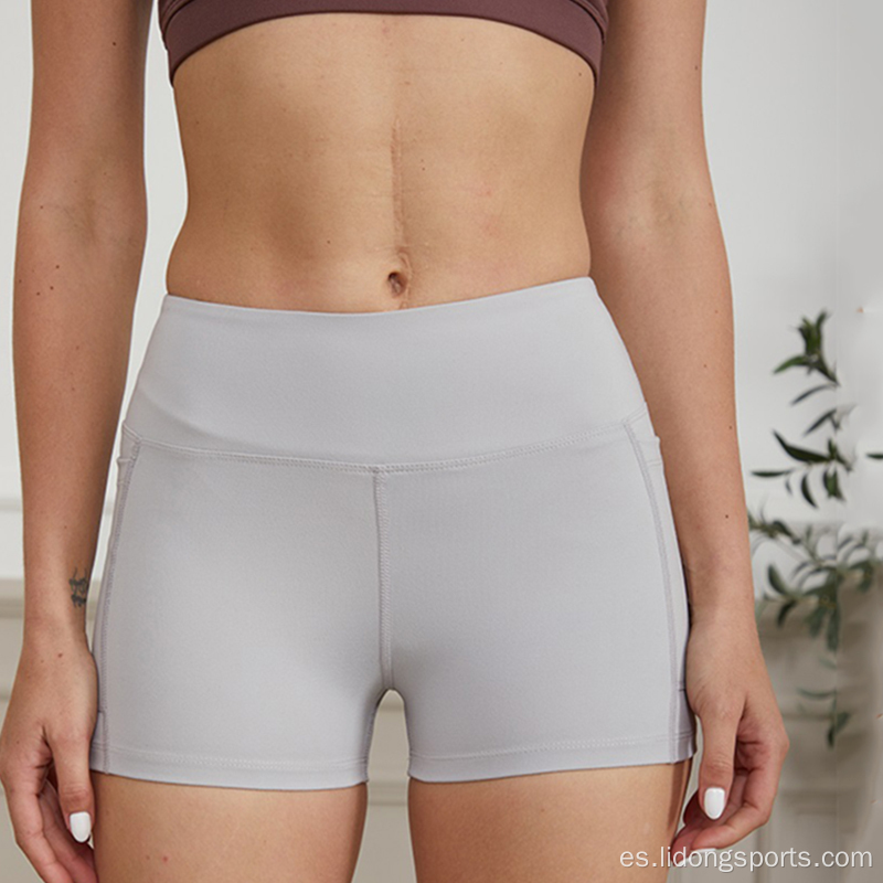 Pantalones cortos de fitness de mujeres en el fitness de las mujeres