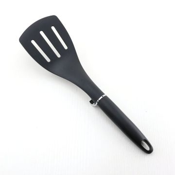 Spatule de cuisine en nylon fendue avec manche noir