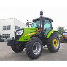 Traktor roda nuoman dengan lampiran