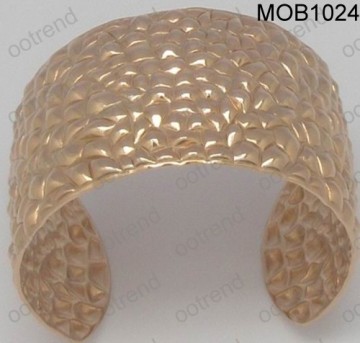 Pink gold rose gold stainless steel hammered bangle for modern designed woman bangle