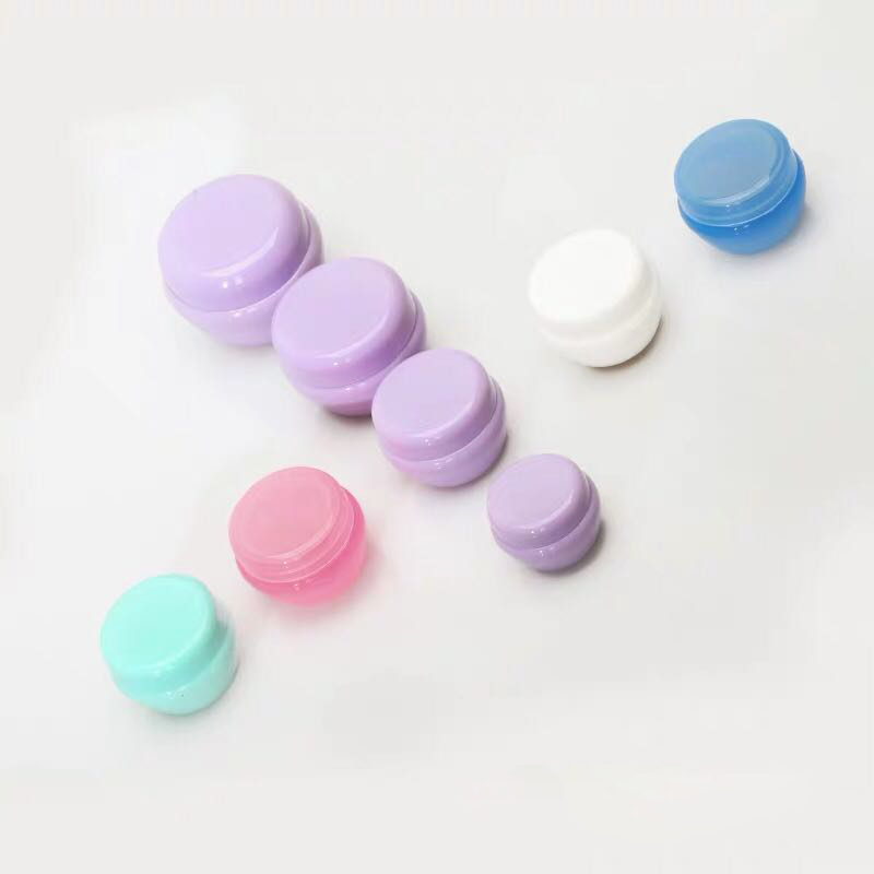 Frasco de creme cosmético com formato de cogumelo em várias cores