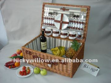 willow picnic basket with knife\folk\and spoon
