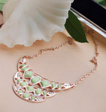 Lady Fashion Noon Casting with Irregular Stone Necklace