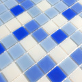 Treaux de piscine de mosaïque de verre bleu blanc mélangé