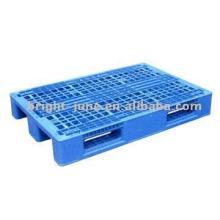 Solid Deck 3-Runner Pallet