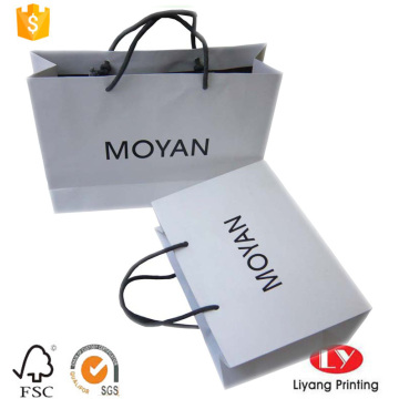 bolsa de papel kraft blanco con logo negro