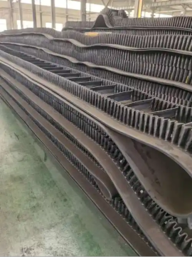 Bucket lift high angle conveyor belt