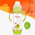 Sticlă de lapte care alimentează bebelușul cu mâner