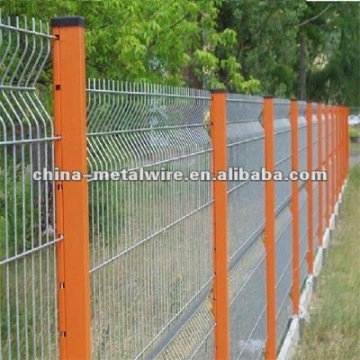 Waterproof welded wire mesh fence