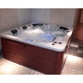 Jacuzzi Deluxe para 6 personas con asientos profundos