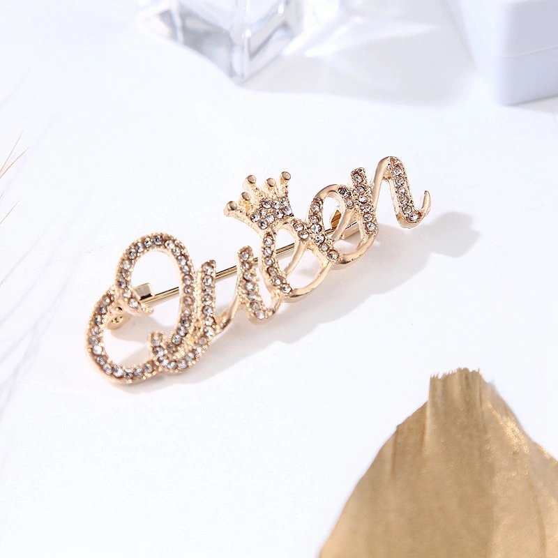 Queen Letter Simple Web Celebrity Brooch Lady Lovely Day Ins Brooch Collar Button Anti Light Accessories