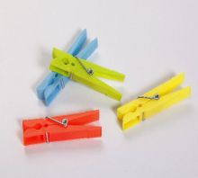 Plastic cloth pegs