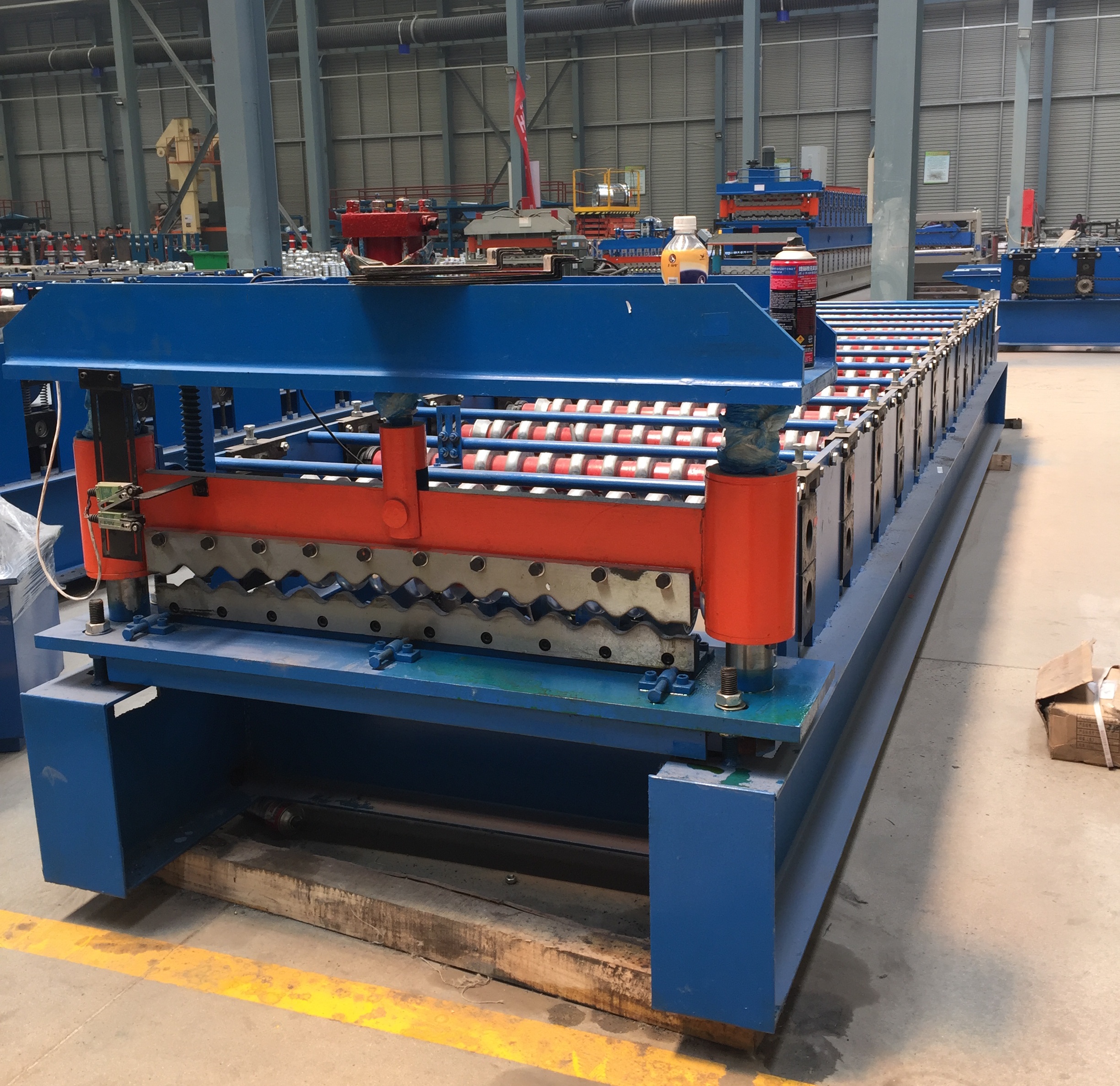 Corrugated roof sheet roll forming machine