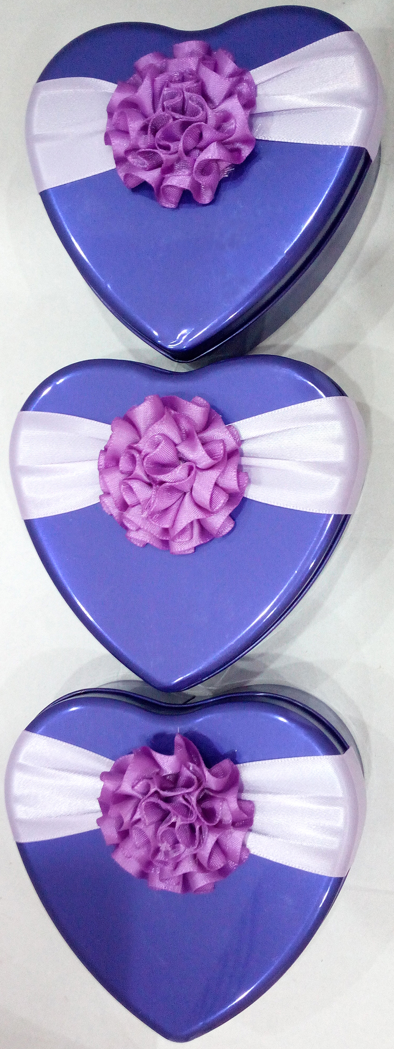 Scatola di latta di cioccolato viola con decorazione floreale