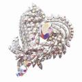 Kerongsang logam yang elegan, dihiasi dengan berlian yang berwarna-warni dan Rhinestones