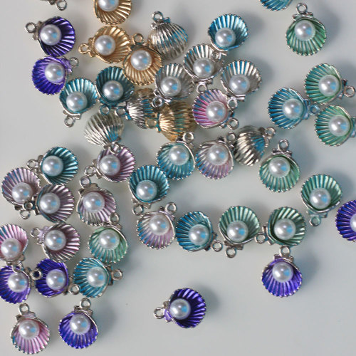 Venta al por mayor 100 unids / lote encantos de concha de mar de perlas artificiales DIY encantos de mar océano colgante accesorios de joyería