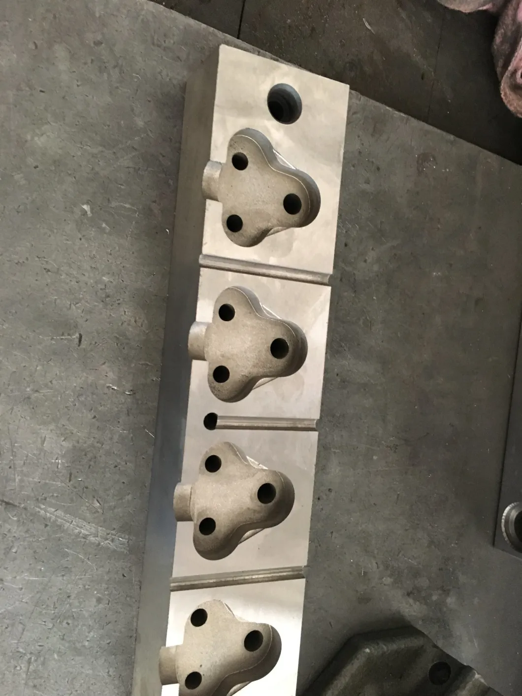 8 Cavities Au Power Plug Mold Suitable for 85 Ton Injection Machine Use