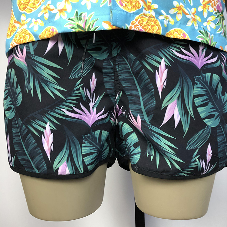 Homens com shorts de praia com padrão de plantas