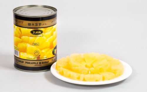 morceaux d&#39;ananas en conserve au sirop