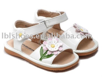 Hot selling white daisy baby squeaky sandals,girl shoes SQ-LG65001-WH