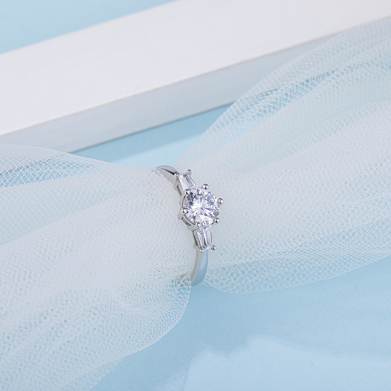 Classic 925  Pure Silver Ring Moissanite Jewelry With Six-prong Created Diamond Luxury Accessory  With Good Quality For Women