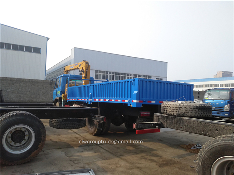 Dongfeng Chassis Telescoping Boom Truck Crane مثبتة