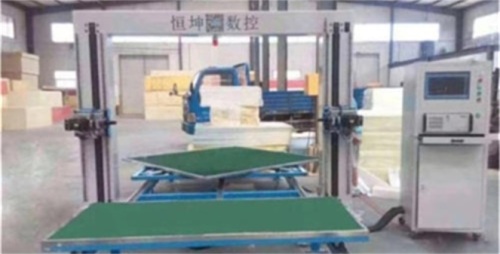 Satışta CNC Yatay Bıçak Sünger Kesme Makinesi