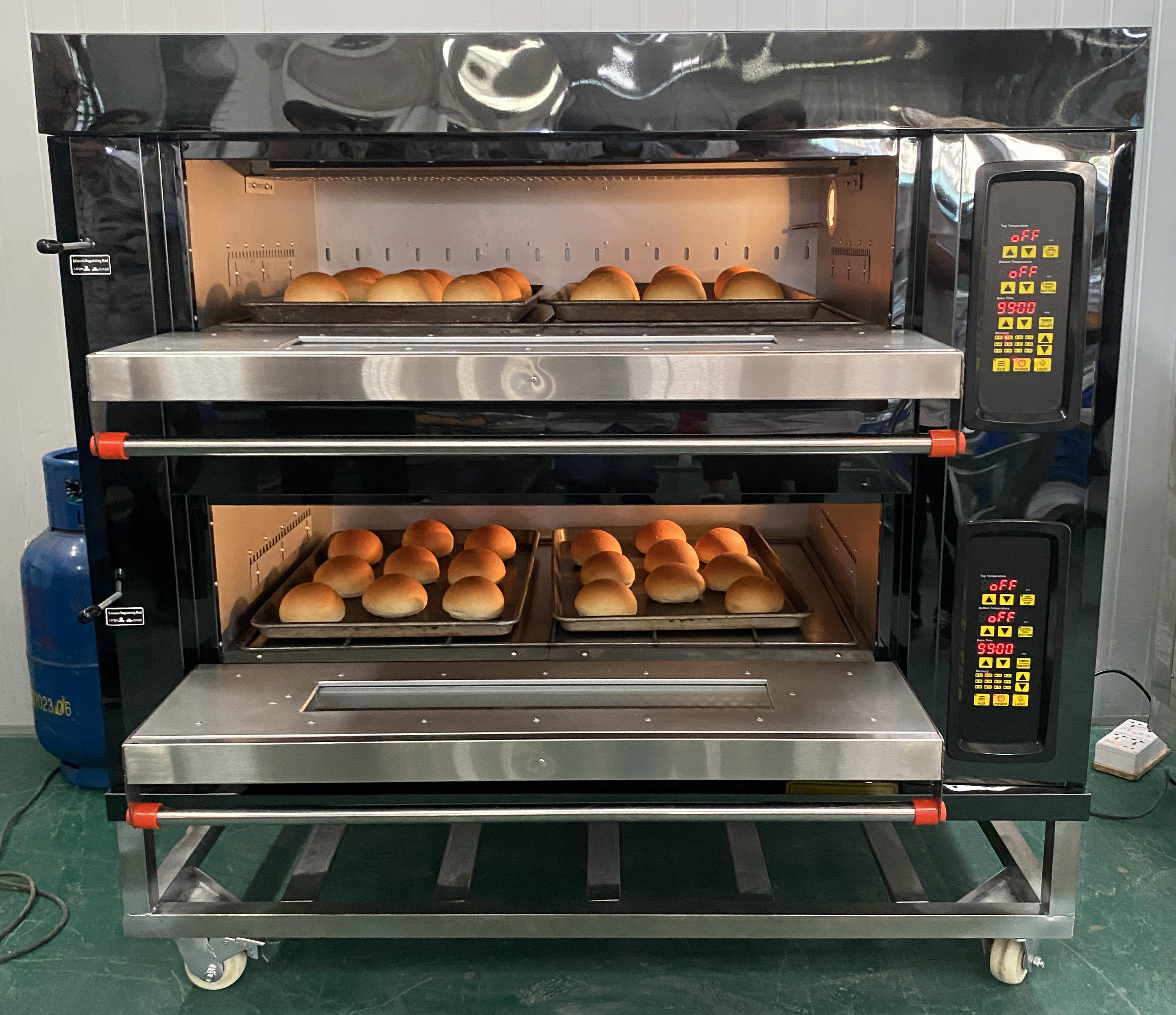 Computer Controller 2 Deck 4 Tray Gas Bread Baking Oven Bakery Machine Kitchen Equipment with Tray Size 46*66 (YFB46-204GC)