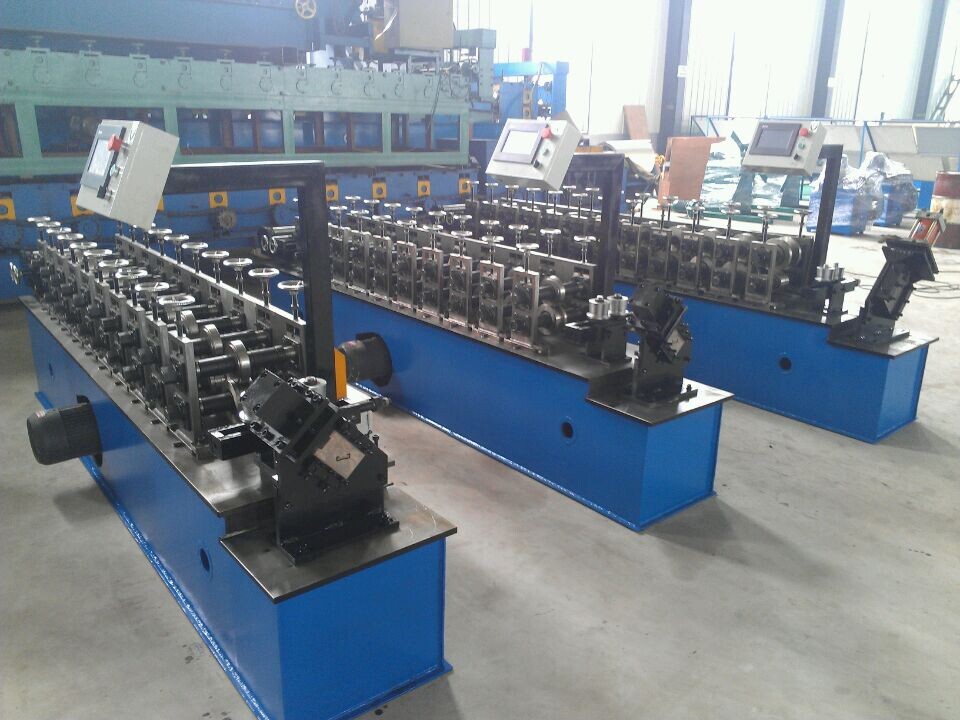 Automatic roller shutter door roll forming machine